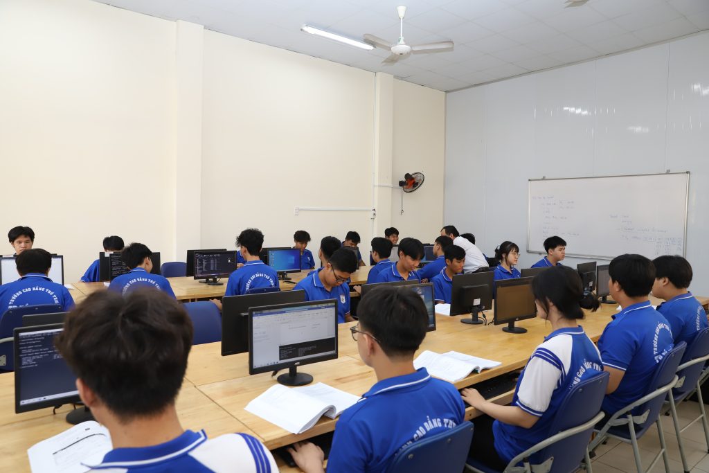 Sinh viên Trường Cao đẳng Thủ Thiêm tham gia các hoạt động học tập, ngoại khóa và trải nghiệm môi trường giáo dục năng động, hiện đại.