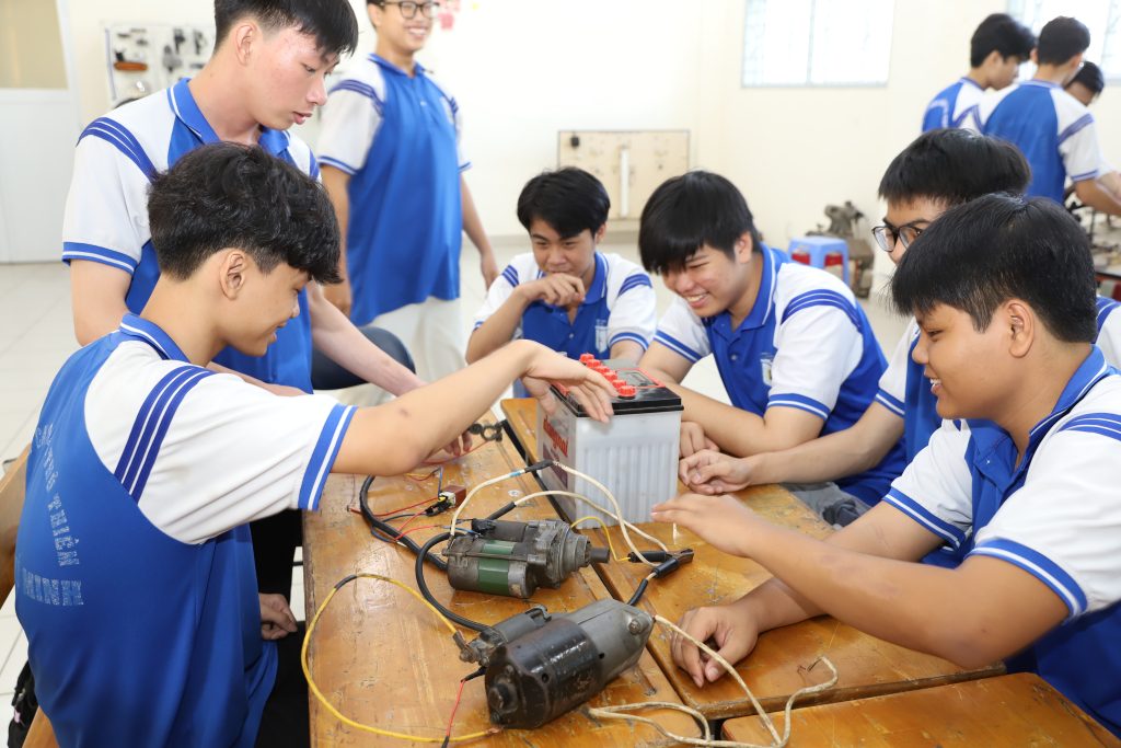 Trải nghiệm sinh viên tại Cao đẳng Thủ Thiêm với không gian học tập sáng tạo, hoạt động tập thể sôi nổi và môi trường phát triển toàn diện.