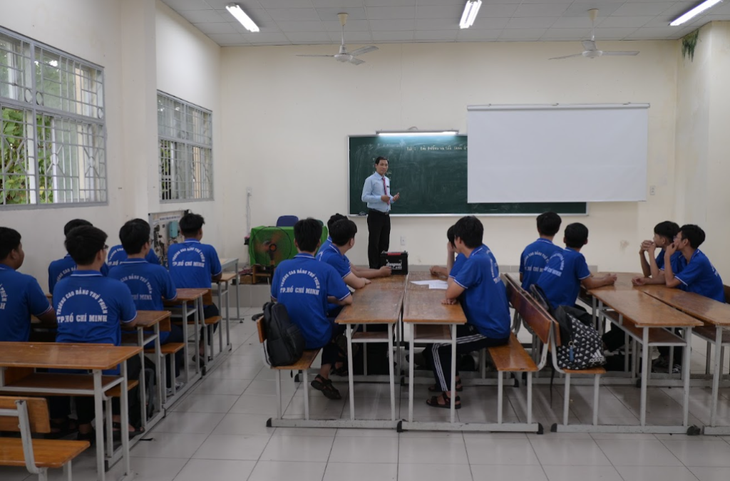 Sinh viên ngành Kỹ thuật Xây dựng tại Trường Cao đẳng Thủ Thiêm học tập trong môi trường thực hành hiện đại, chú trọng kỹ năng nghề nghiệp thực tế.