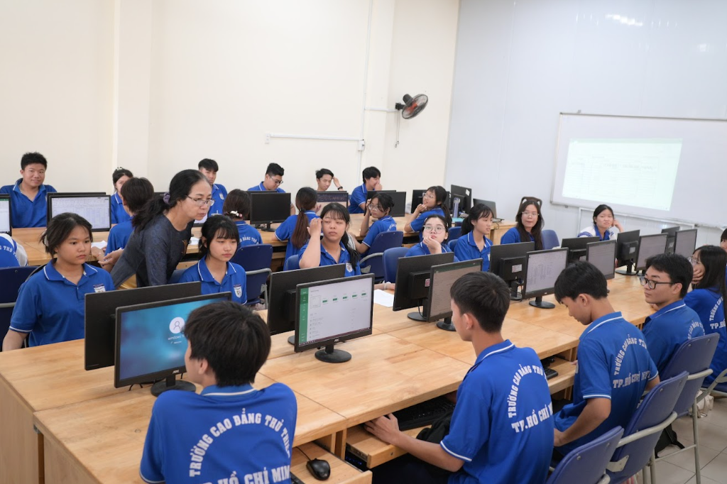 Sinh viên ngành Kế toán Doanh nghiệp tại Trường Cao đẳng Thủ Thiêm thực hành nghiệp vụ kế toán và sử dụng phần mềm kế toán hiện đại.