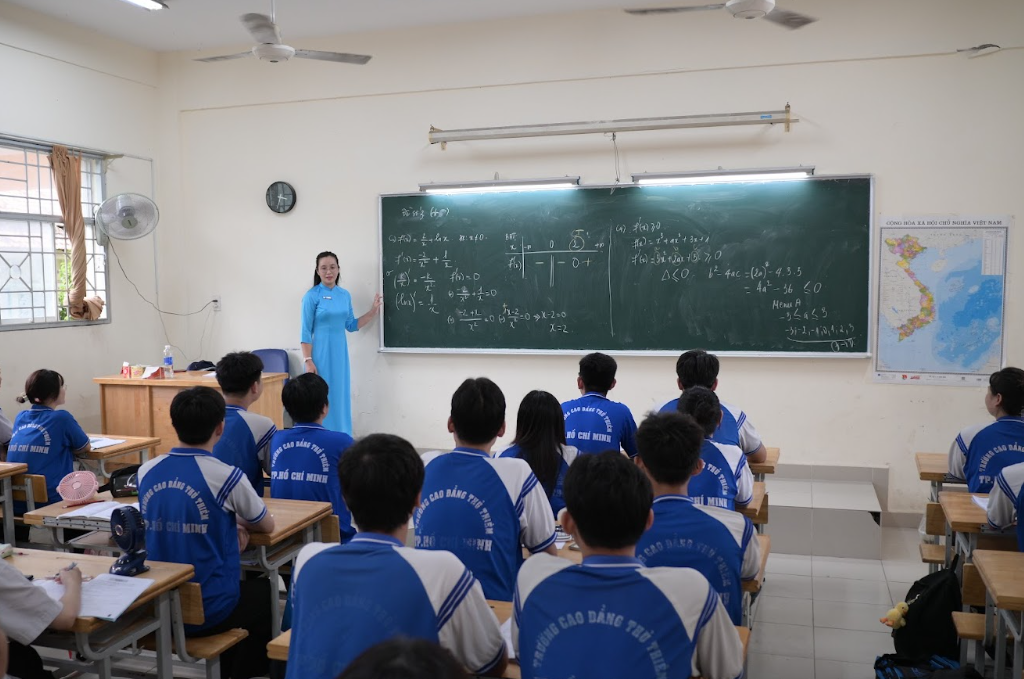 Giảng viên hướng dẫn sinh viên ngành Kế toán doanh nghiệp tại Trường Cao đẳng Thủ Thiêm – TP. Hồ Chí Minh học nghiệp vụ kế toán, phân tích báo cáo tài chính và quản lý chứng từ doanh nghiệp