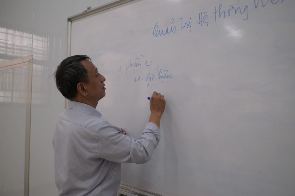 Hình ảnh giảng viên ngành Quản trị mạng máy tính Cao đẳng Thủ Thiêm giảng dạy các kiến thức chuyên môn về ngành 