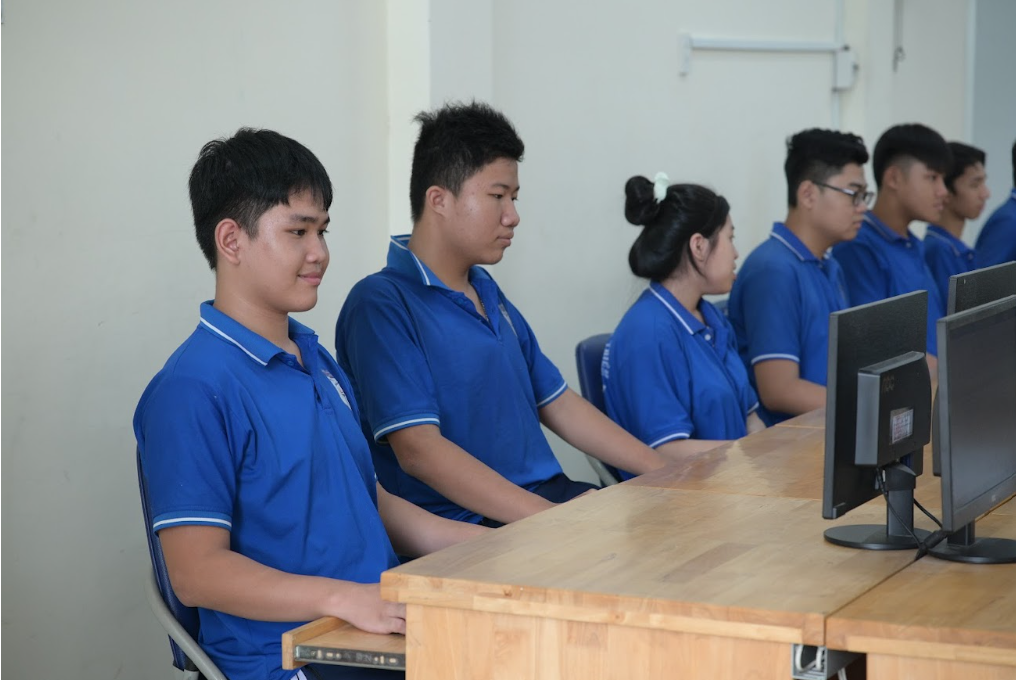 Sinh viên ngành Quản trị mạng máy tính tại Trường Cao đẳng Thủ Thiêm thực hành cấu hình hệ thống mạng hiện đại trong phòng máy chuyên dụng
